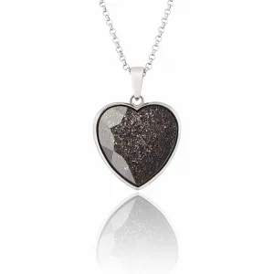 dettaglio gioiello con ceneri animali domestici e ciondolo cuore 18mm in argento con pietra sfaccettata a diamante