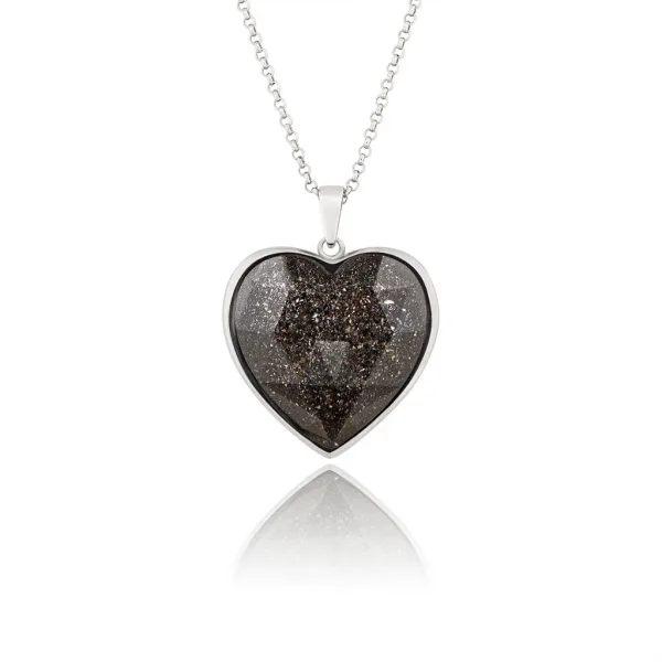 Dettaglio del ciondolo del gioiello personalizzato per animali domestici byebau con cuore bombato a diamante da 25mm in argento rodiato