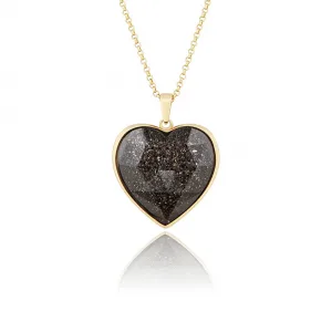 Dettaglio del ciondolo del gioiello personalizzato per animali domestici byebau con cuore bombato a diamante da 25mm in argento 925, color oro 18 carati